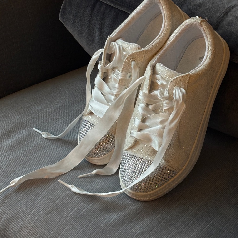 Nina White Sneakers Classic Low-Top Design